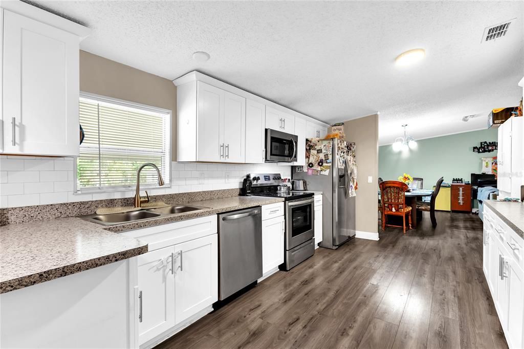 Activo con contrato: $258,000 (4 camas, 2 baños, 1701 Pies cuadrados)