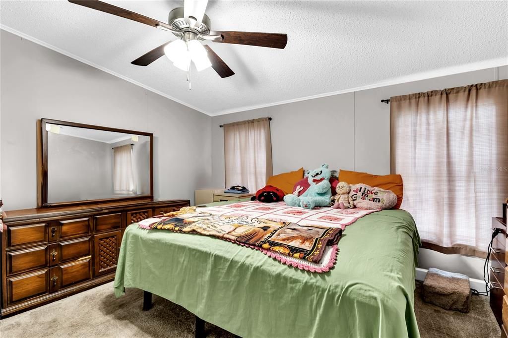 Activo con contrato: $258,000 (4 camas, 2 baños, 1701 Pies cuadrados)