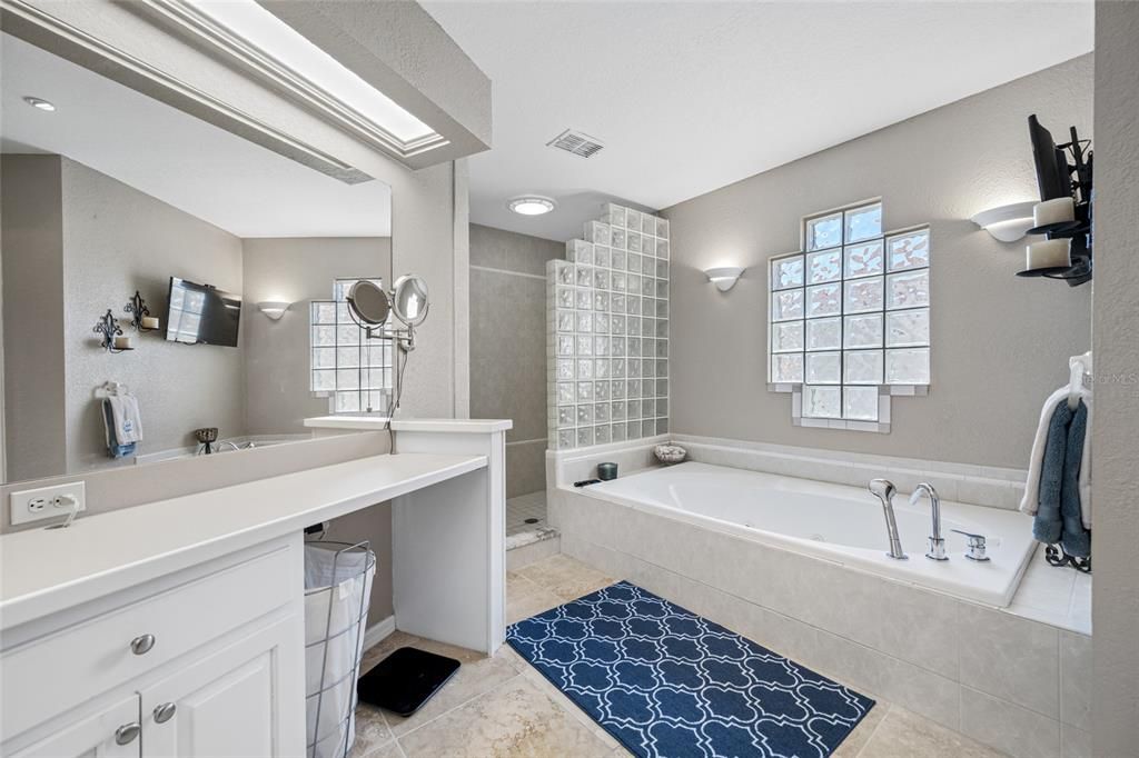 For Sale: $969,000 (5 beds, 5 baths, 2850 Square Feet)