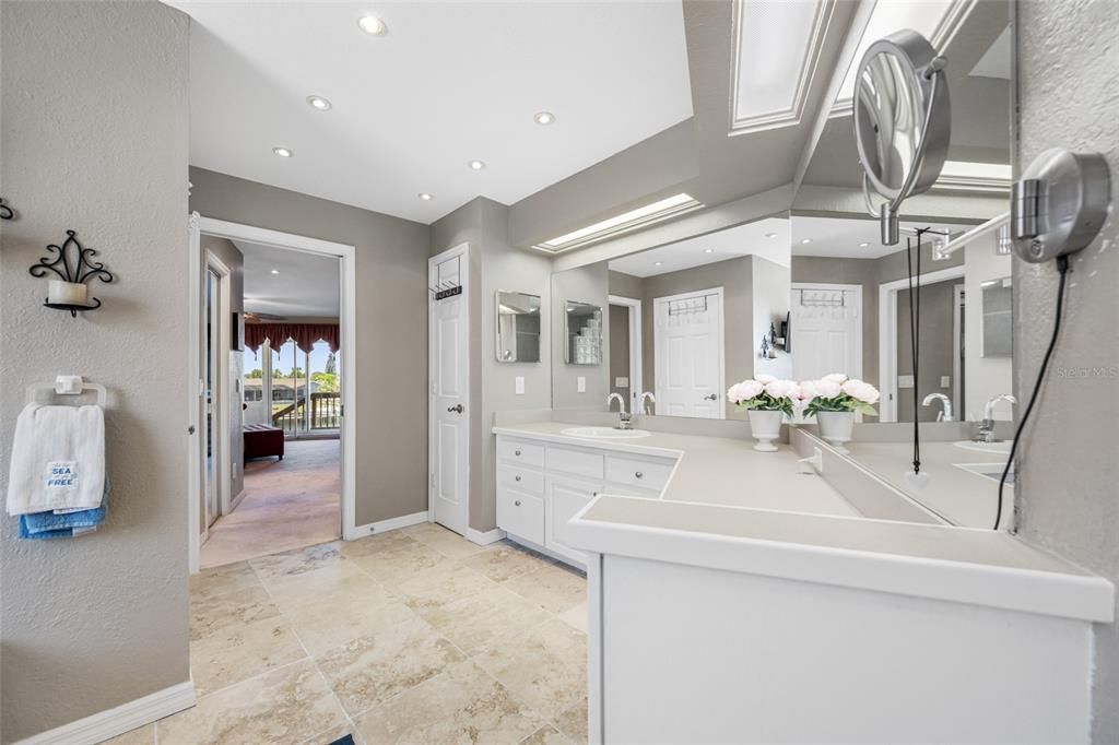 For Sale: $969,000 (5 beds, 5 baths, 2850 Square Feet)