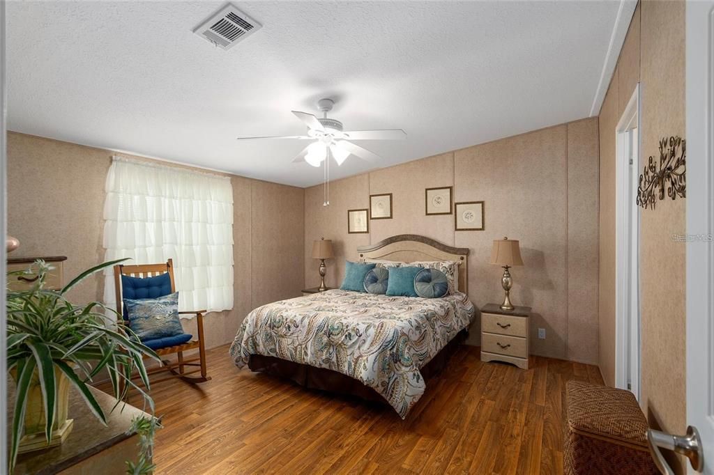 For Sale: $899,000 (3 beds, 2 baths, 1302 Square Feet)