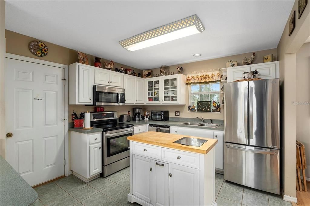 For Sale: $899,000 (3 beds, 2 baths, 1302 Square Feet)