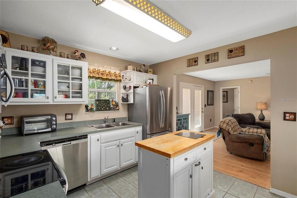 For Sale: $899,000 (3 beds, 2 baths, 1302 Square Feet)