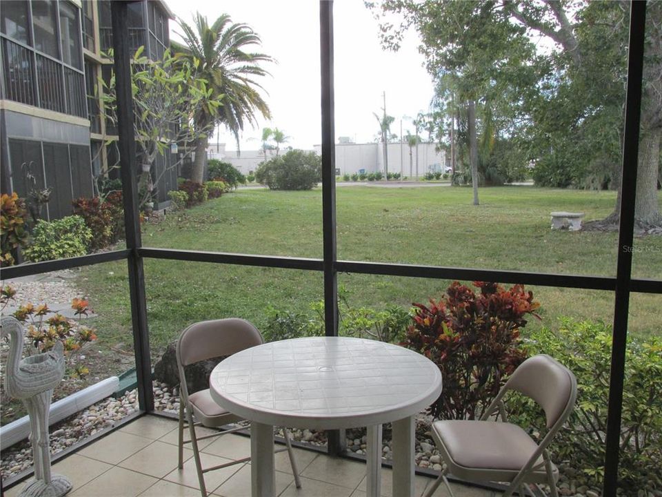 For Rent: $2,300 (1 beds, 1 baths, 633 Square Feet)