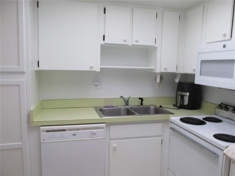 For Rent: $2,300 (1 beds, 1 baths, 633 Square Feet)