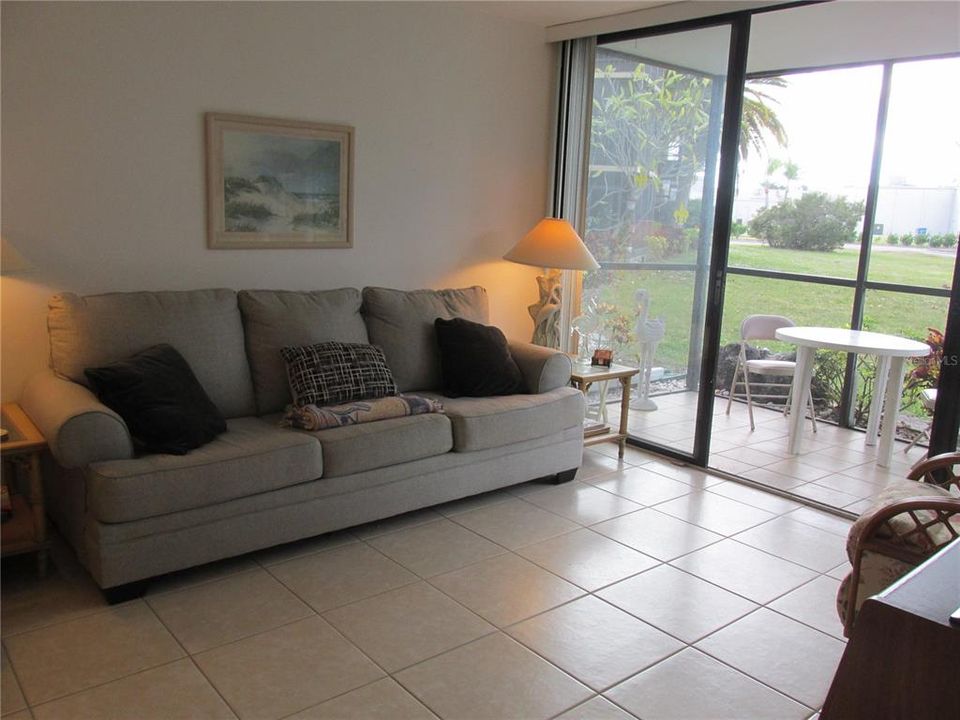 For Rent: $2,300 (1 beds, 1 baths, 633 Square Feet)