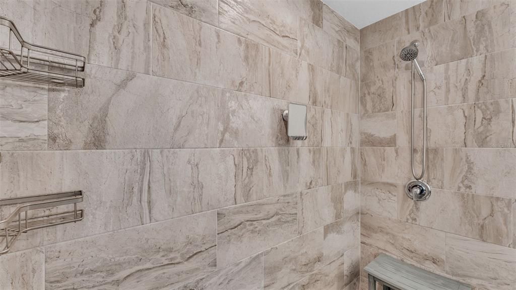 Под контрактом: $417,000 (4 спален, 3 ванн, 1936 Квадратных фут)