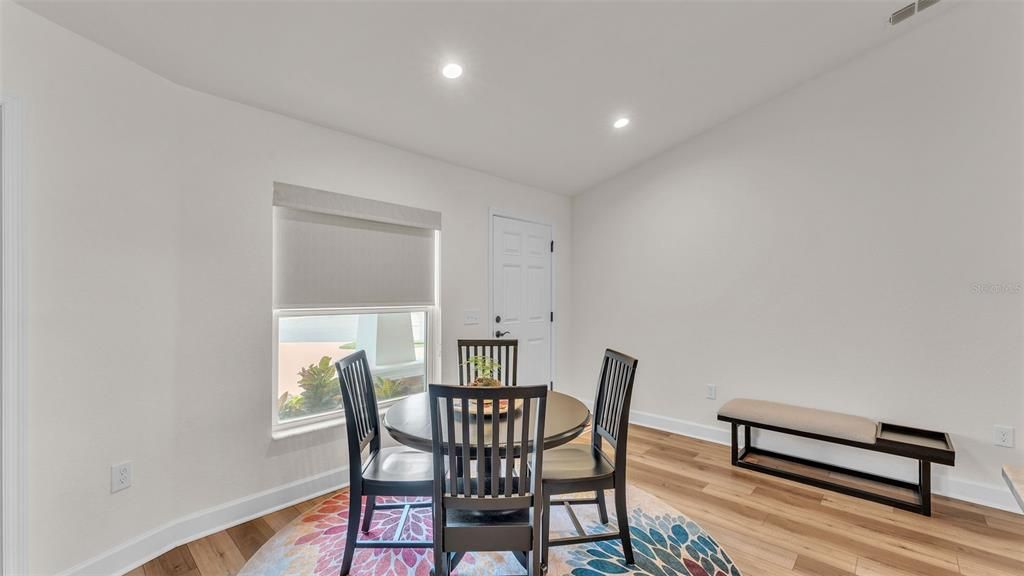 Под контрактом: $417,000 (4 спален, 3 ванн, 1936 Квадратных фут)