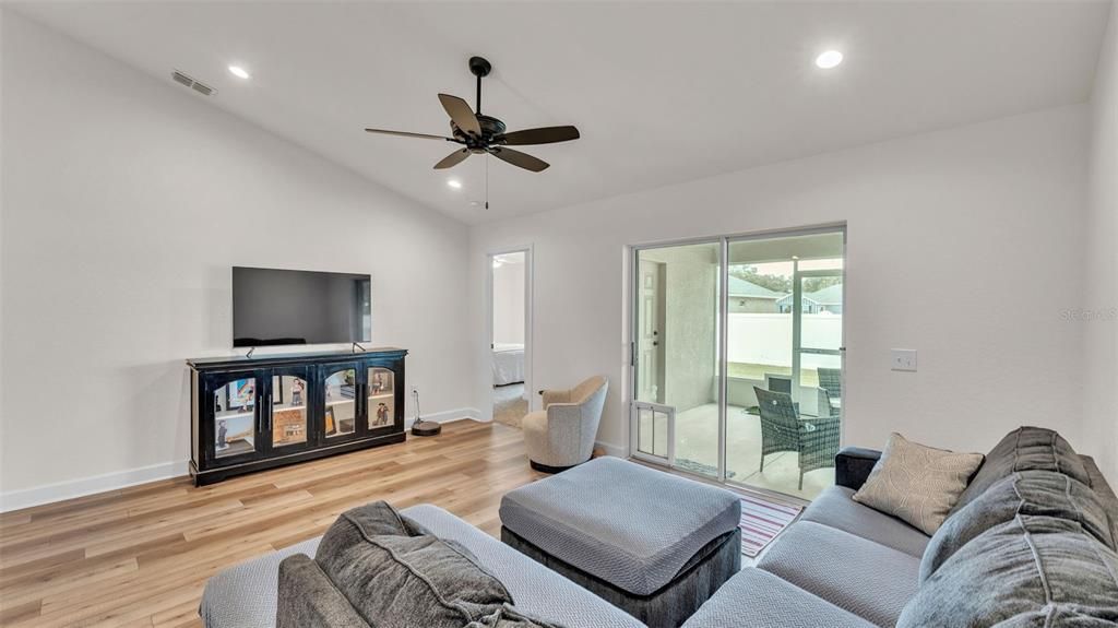 Под контрактом: $417,000 (4 спален, 3 ванн, 1936 Квадратных фут)