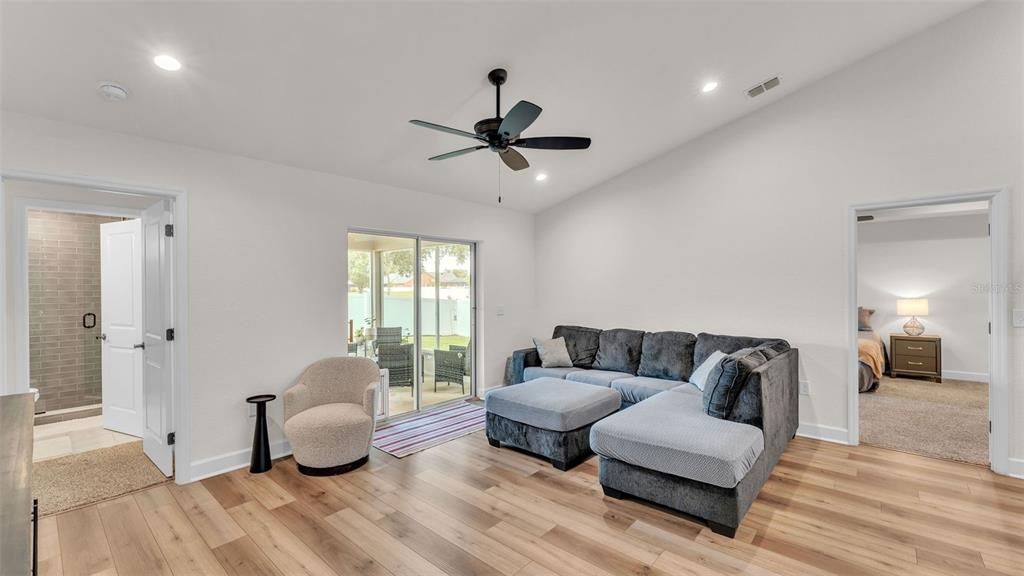 Под контрактом: $417,000 (4 спален, 3 ванн, 1936 Квадратных фут)