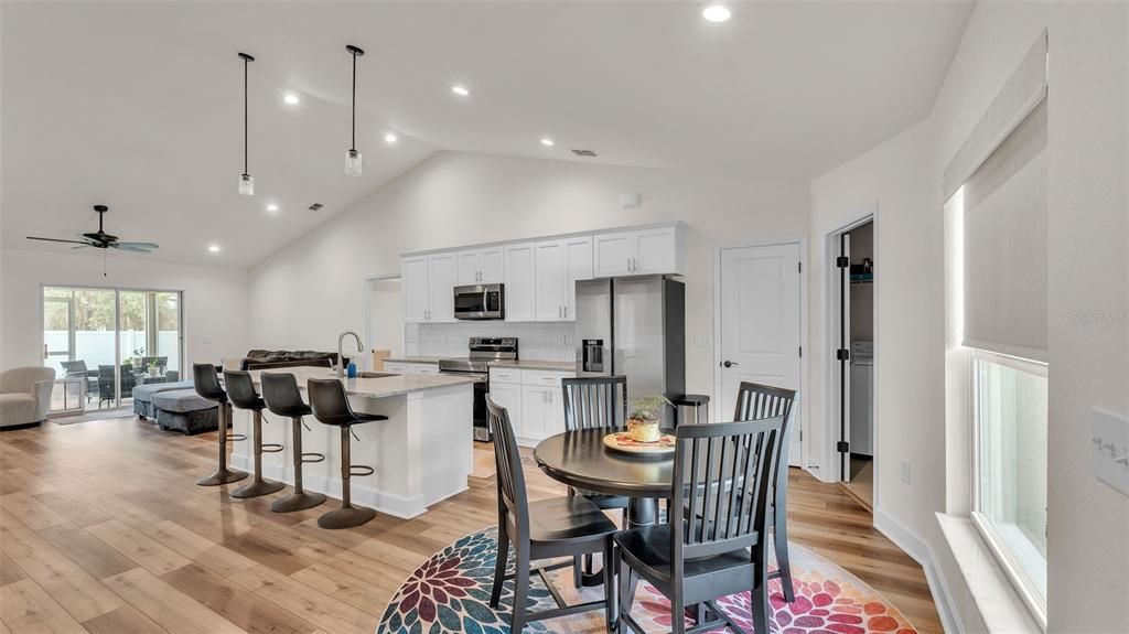 Под контрактом: $417,000 (4 спален, 3 ванн, 1936 Квадратных фут)