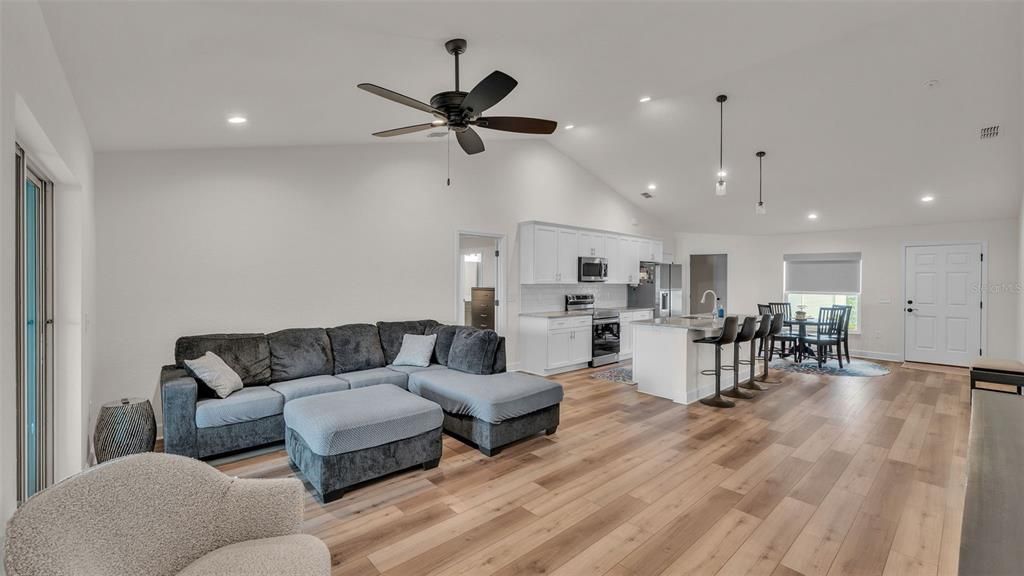 Под контрактом: $417,000 (4 спален, 3 ванн, 1936 Квадратных фут)