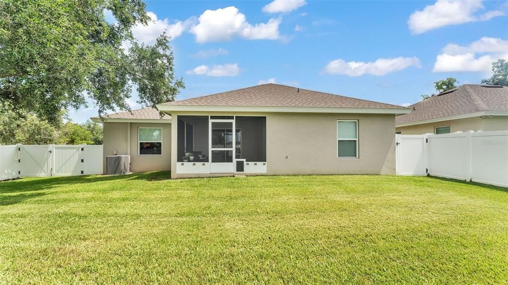 Под контрактом: $417,000 (4 спален, 3 ванн, 1936 Квадратных фут)