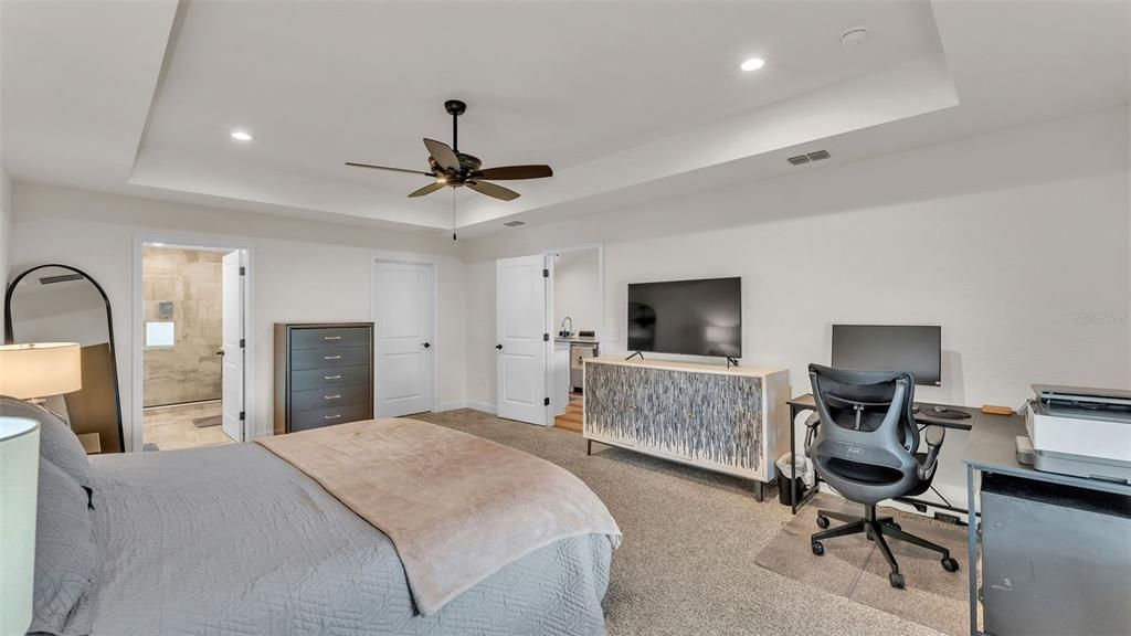 Под контрактом: $417,000 (4 спален, 3 ванн, 1936 Квадратных фут)