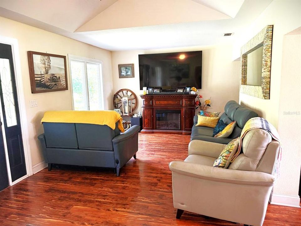 待售: $549,900 (4 贝兹, 3 浴室, 2375 平方英尺)