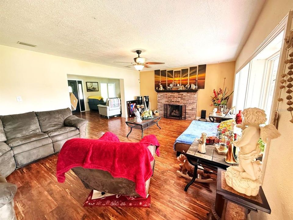 待售: $549,900 (4 贝兹, 3 浴室, 2375 平方英尺)