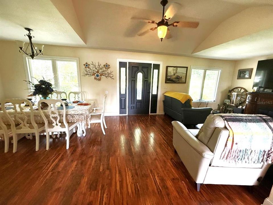 待售: $549,900 (4 贝兹, 3 浴室, 2375 平方英尺)