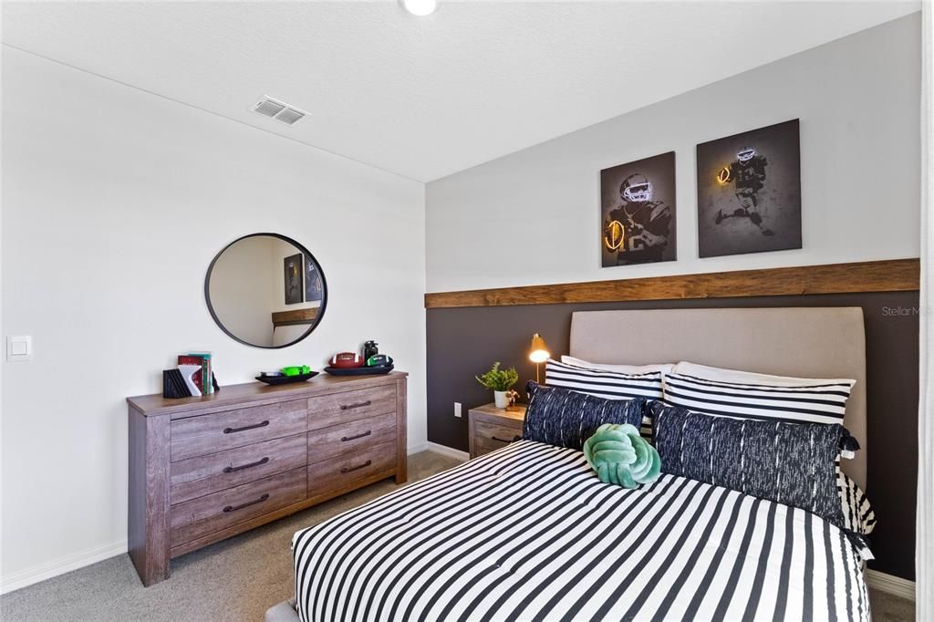 Activo con contrato: $344,990 (4 camas, 2 baños, 1828 Pies cuadrados)