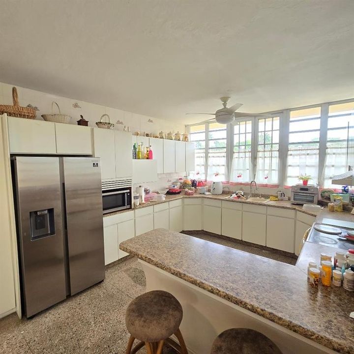 Под контрактом: $415,000 (5 спален, 3 ванн, 2180 Квадратных фут)