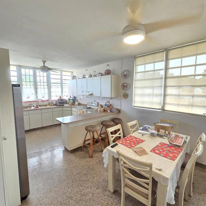 Под контрактом: $415,000 (5 спален, 3 ванн, 2180 Квадратных фут)