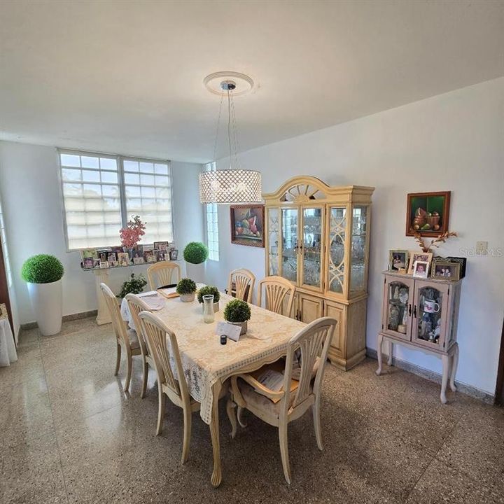 Под контрактом: $415,000 (5 спален, 3 ванн, 2180 Квадратных фут)