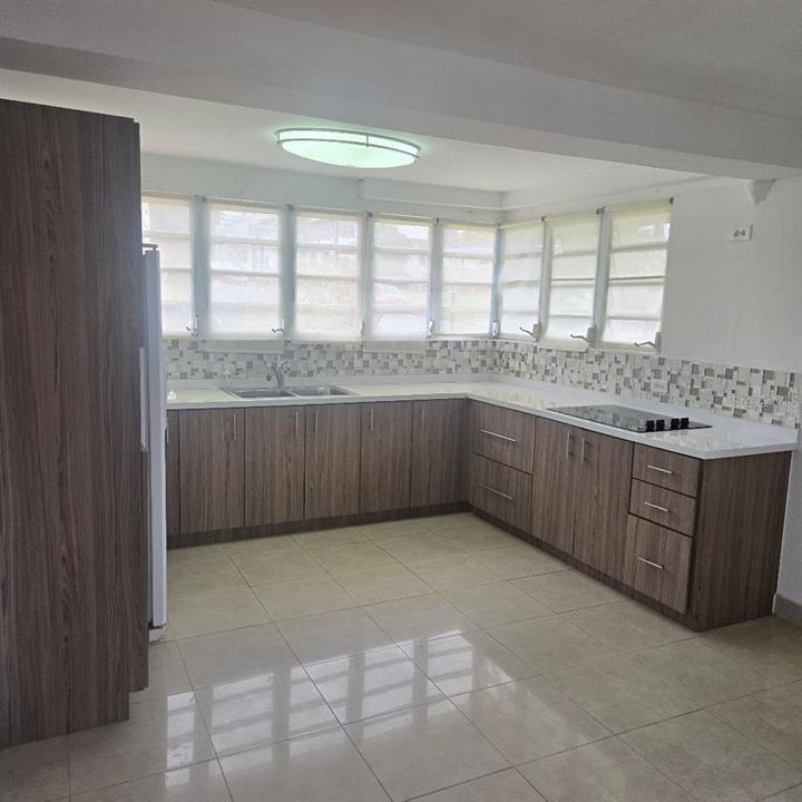 Под контрактом: $415,000 (5 спален, 3 ванн, 2180 Квадратных фут)