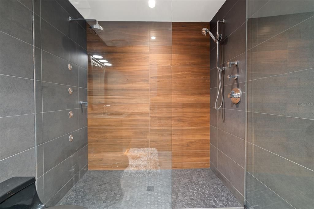 Active With Contract: $2,875,000 (6 beds, 5 baths, 6209 Square Feet)