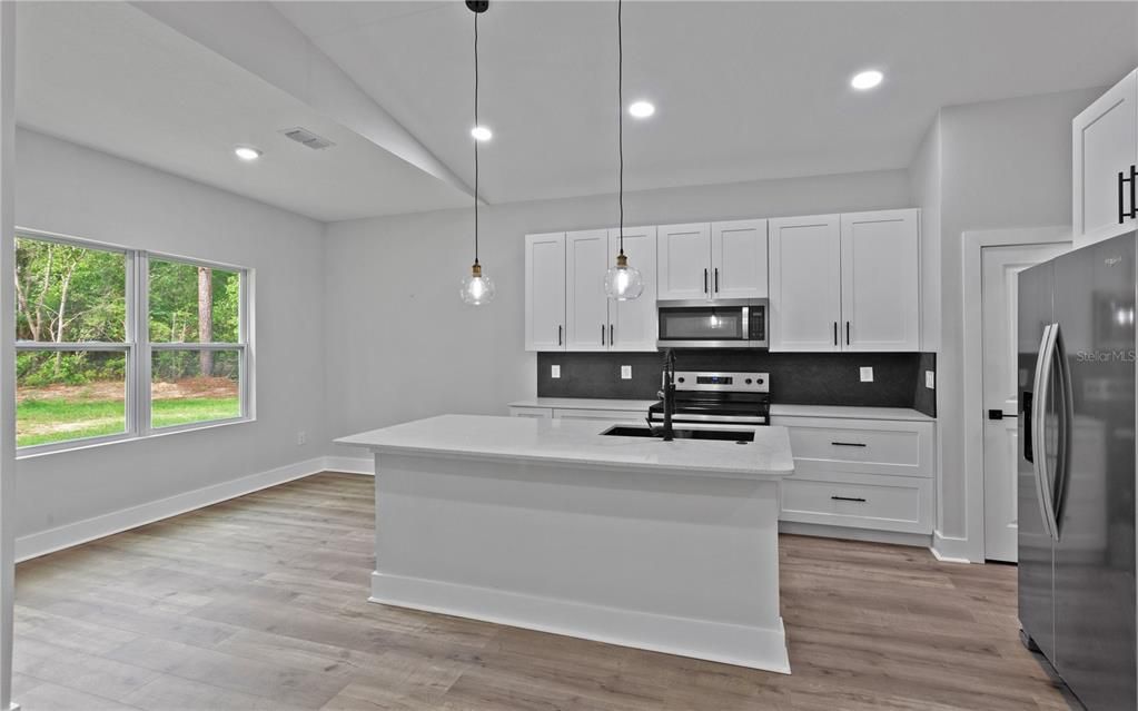 出租: $2,500 (4 贝兹, 2 浴室, 1648 平方英尺)