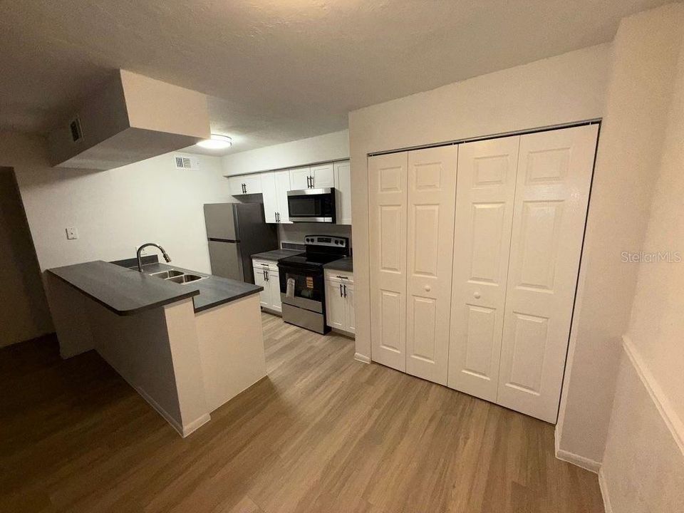 待售: $166,000 (2 贝兹, 2 浴室, 1018 平方英尺)