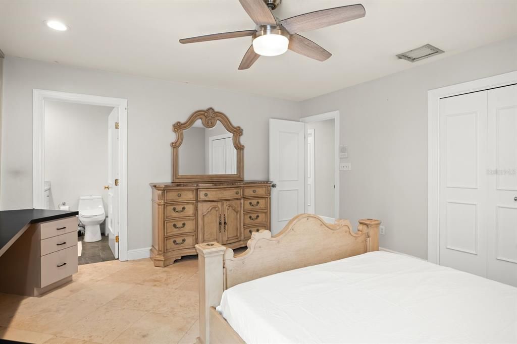 Под контрактом: $2,380,000 (6 спален, 5 ванн, 7538 Квадратных фут)