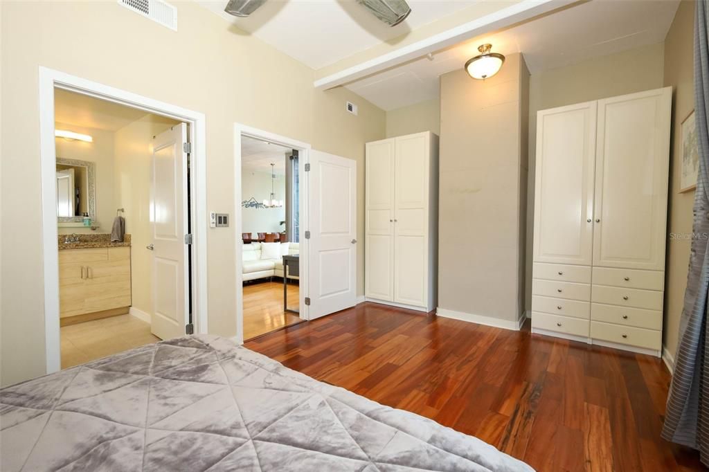 For Sale: $355,000 (2 beds, 2 baths, 1261 Square Feet)