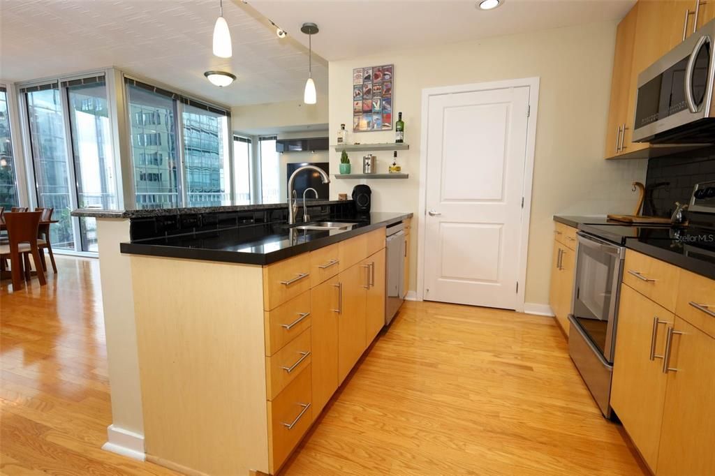 For Sale: $355,000 (2 beds, 2 baths, 1261 Square Feet)