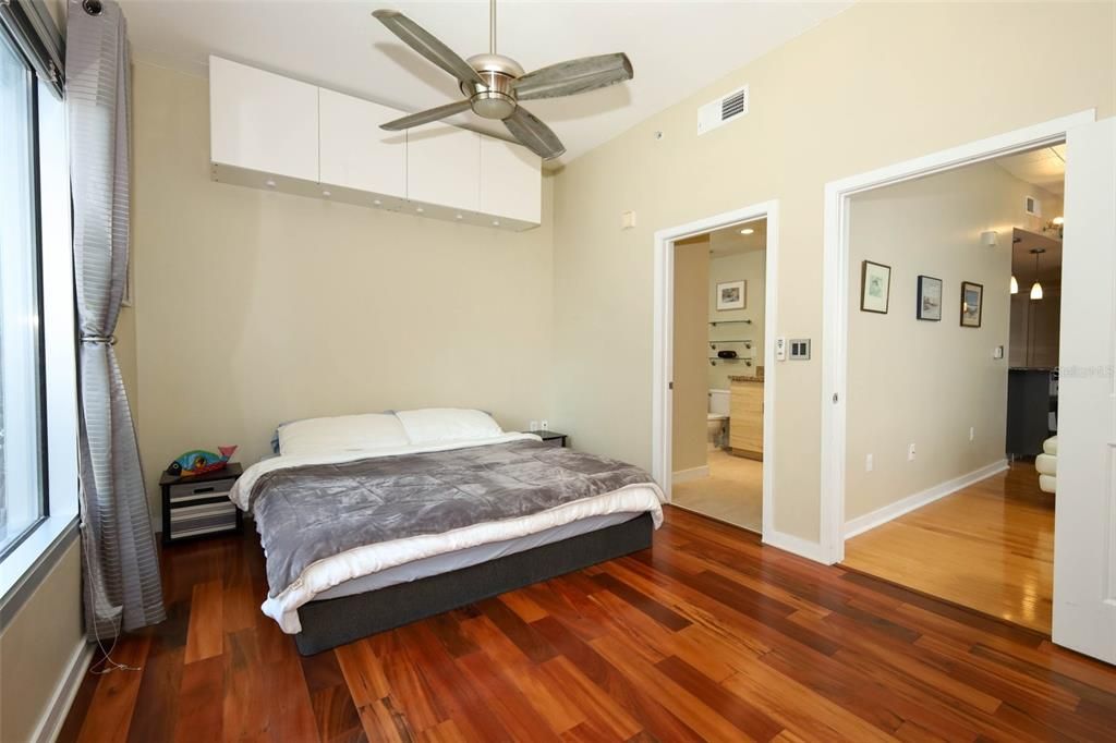 For Sale: $355,000 (2 beds, 2 baths, 1261 Square Feet)