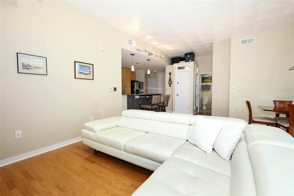 For Sale: $355,000 (2 beds, 2 baths, 1261 Square Feet)