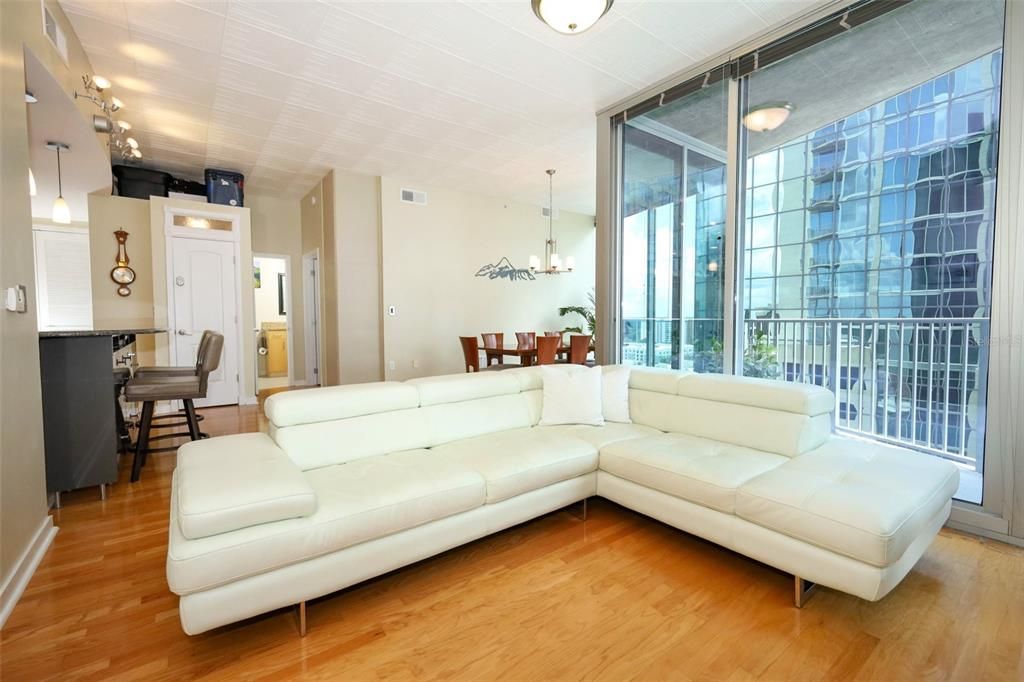 For Sale: $355,000 (2 beds, 2 baths, 1261 Square Feet)