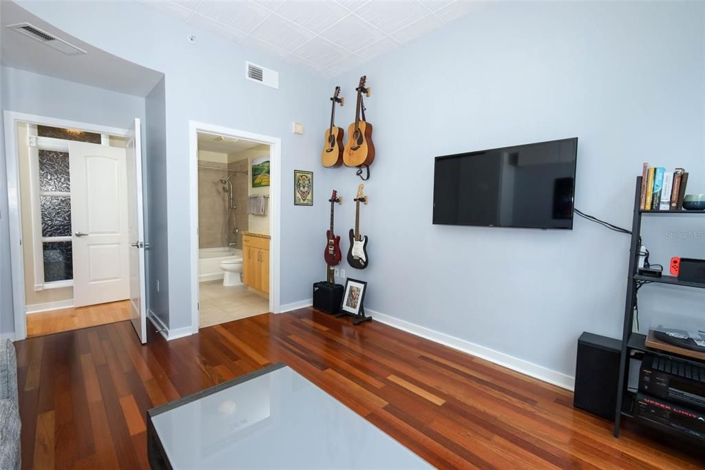 For Sale: $355,000 (2 beds, 2 baths, 1261 Square Feet)