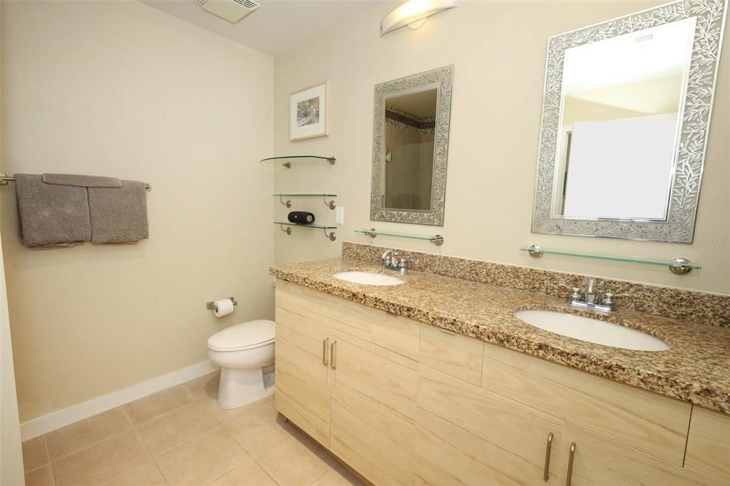 For Sale: $355,000 (2 beds, 2 baths, 1261 Square Feet)