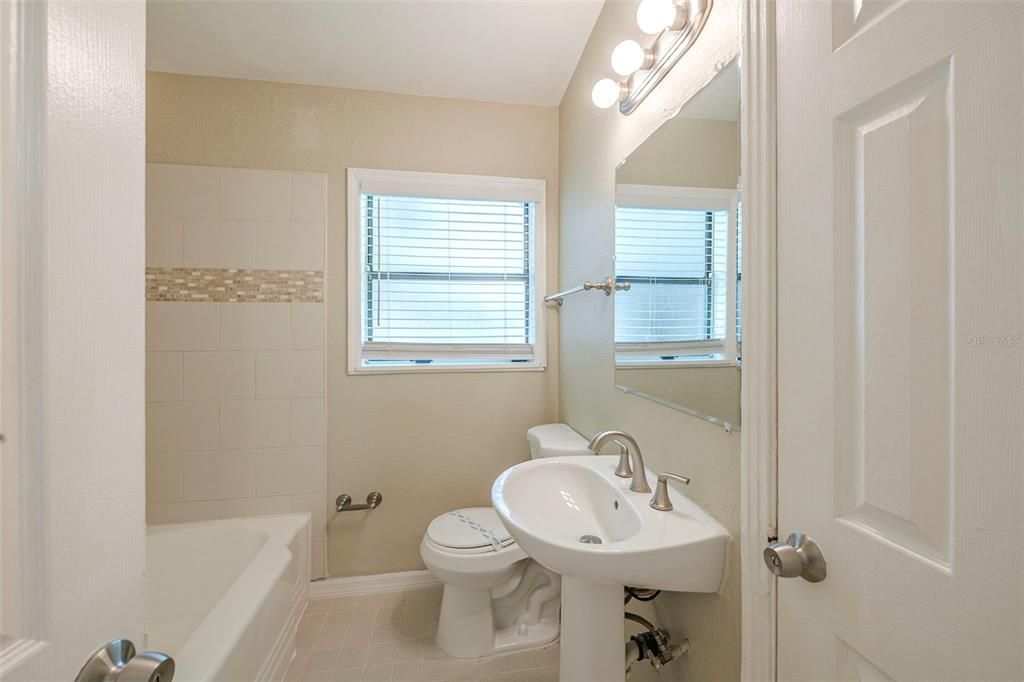 Activo con contrato: $195,000 (3 camas, 1 baños, 965 Pies cuadrados)