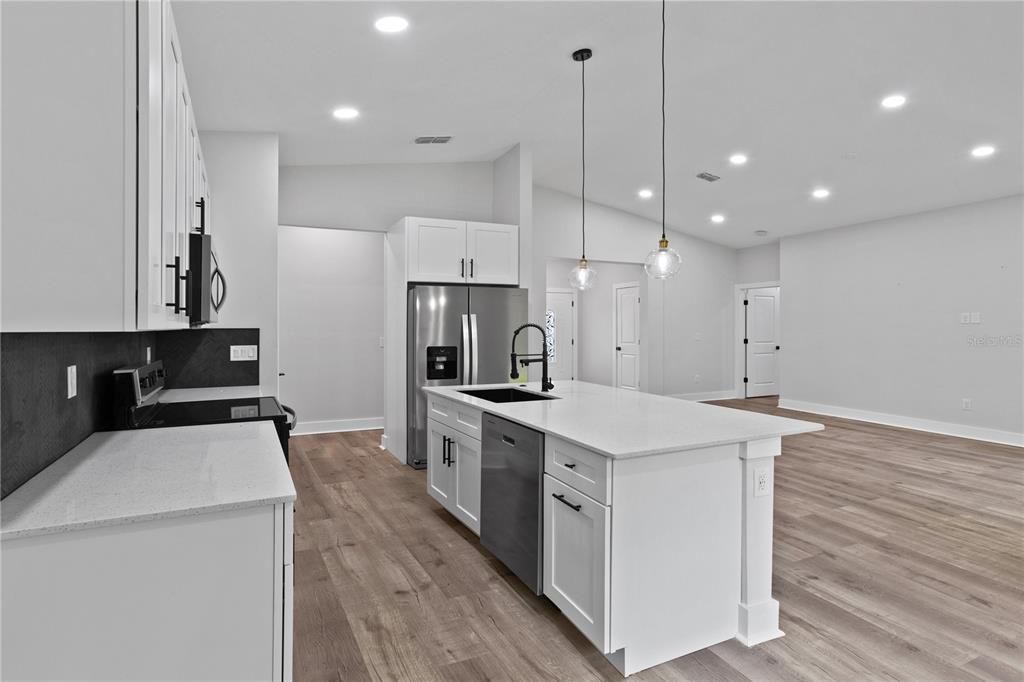 Activo con contrato: $2,500 (3 camas, 2 baños, 1648 Pies cuadrados)