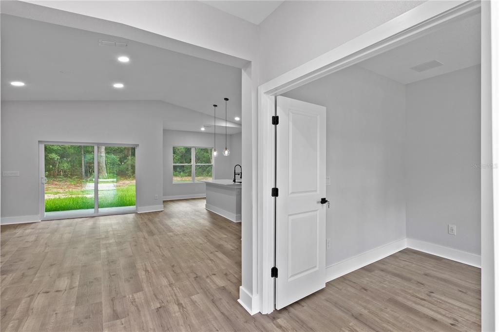 Activo con contrato: $2,500 (3 camas, 2 baños, 1648 Pies cuadrados)