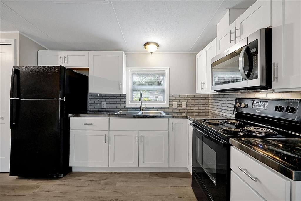 For Sale: $415,000 (4 beds, 2 baths, 1809 Square Feet)