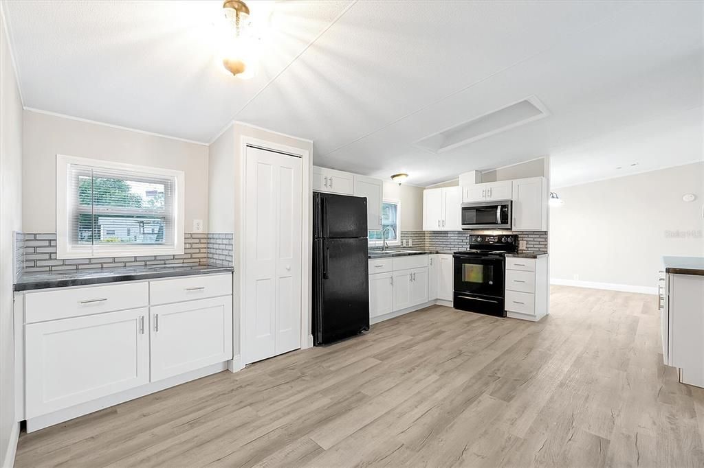 For Sale: $415,000 (4 beds, 2 baths, 1809 Square Feet)