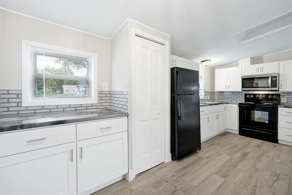 For Sale: $415,000 (4 beds, 2 baths, 1809 Square Feet)