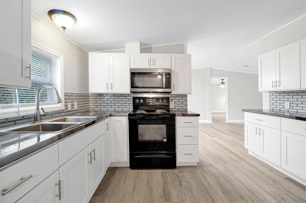 For Sale: $415,000 (4 beds, 2 baths, 1809 Square Feet)