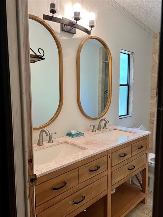 Под контрактом: $299,999 (3 спален, 2 ванн, 1600 Квадратных фут)