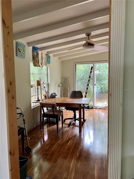 Под контрактом: $299,999 (3 спален, 2 ванн, 1600 Квадратных фут)