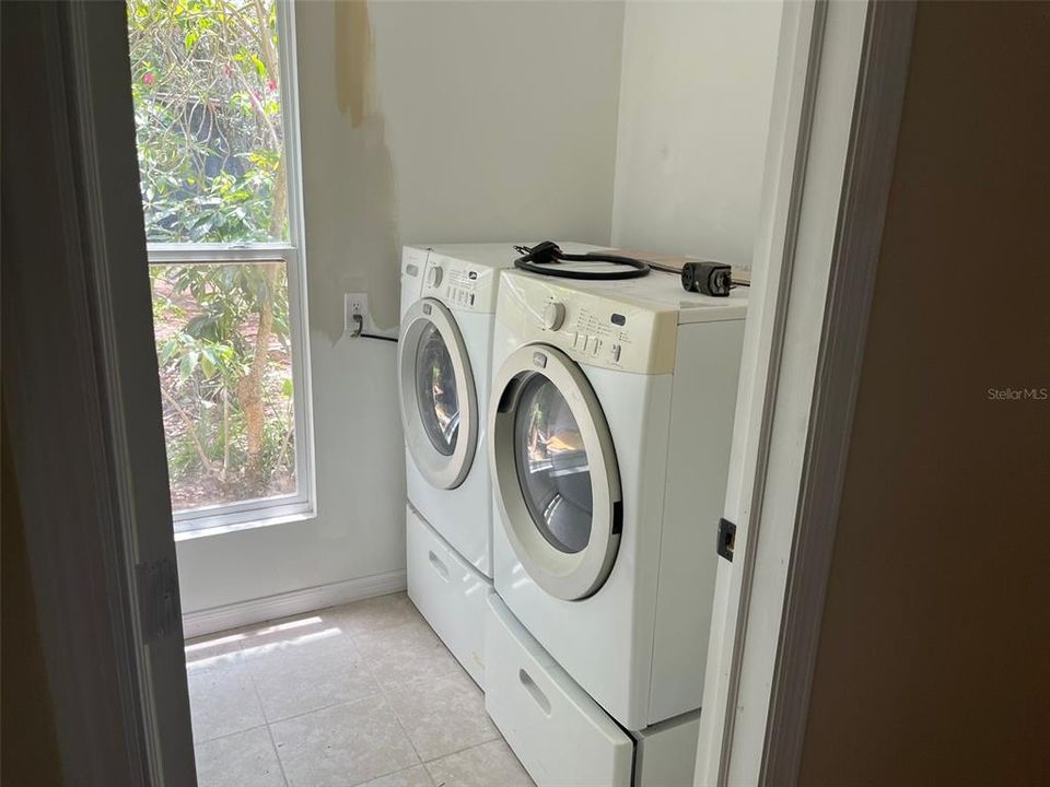 For Sale: $375,000 (6 beds, 0 baths, 2420 Square Feet)