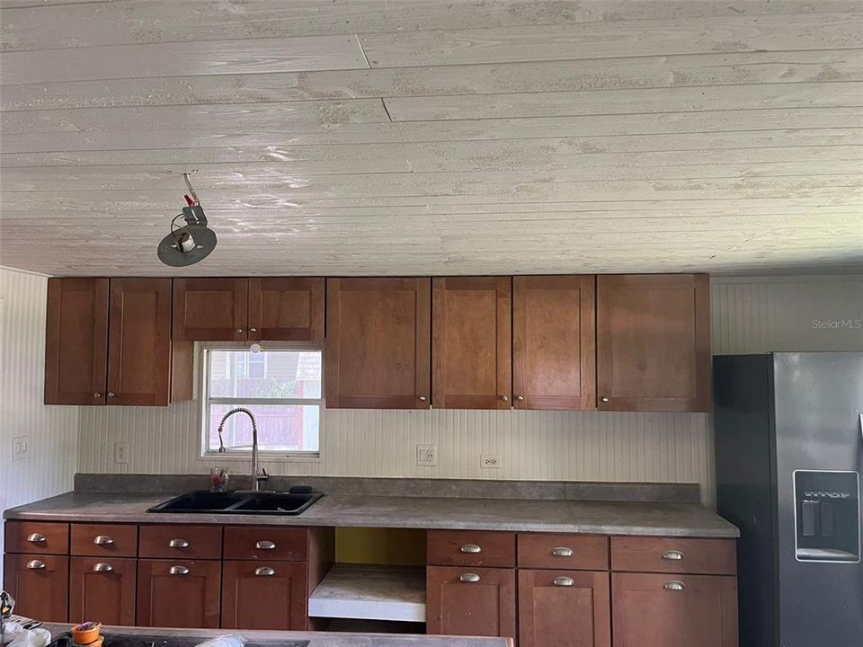 For Sale: $375,000 (6 beds, 0 baths, 2420 Square Feet)