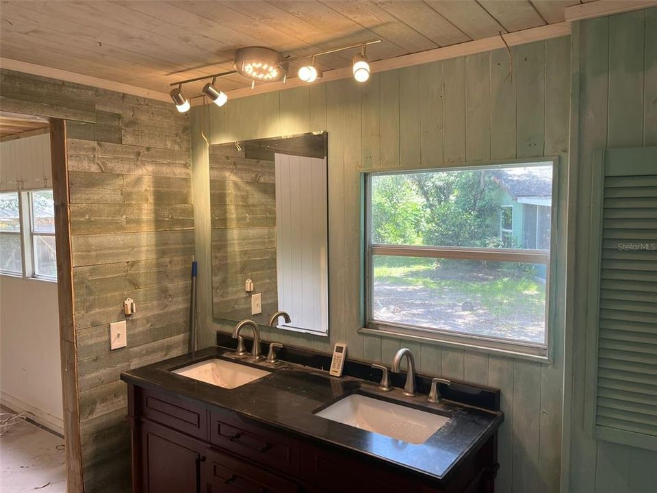 For Sale: $375,000 (6 beds, 0 baths, 2420 Square Feet)