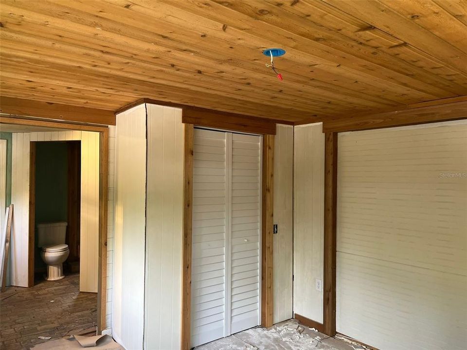 For Sale: $375,000 (6 beds, 0 baths, 2420 Square Feet)